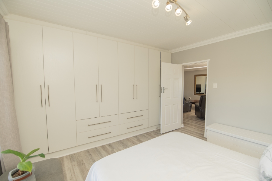 4 Bedroom Property for Sale in Clarendon Marine Eastern Cape